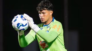 Bruninho Samudio, filho de Eliza Samudio, defende pênalti pela seleção brasileira; assista