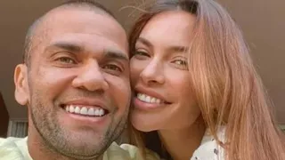 Esposa de Daniel Alves apaga fotos recentes com jogador das redes sociais