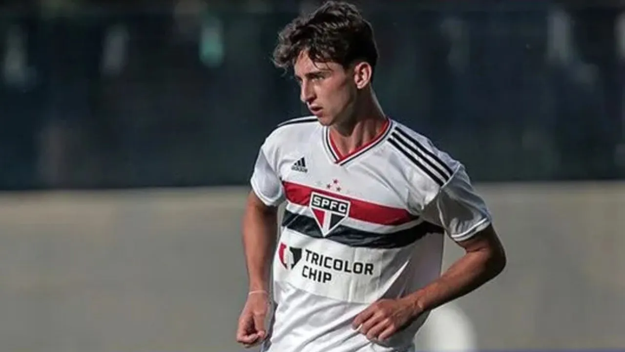 Arthur Yan atua pelo time de base do São Paulo em jogo oficial.