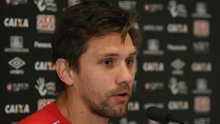 Após protesto silencioso, Paulo André ironiza com Alex a situação do Paranaense