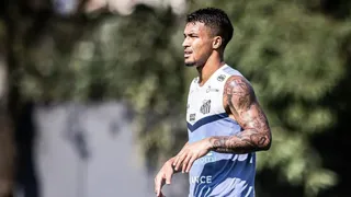 Marcos Leonardo volta a treinar no Santos em meio a impasse sobre negociação com a Roma