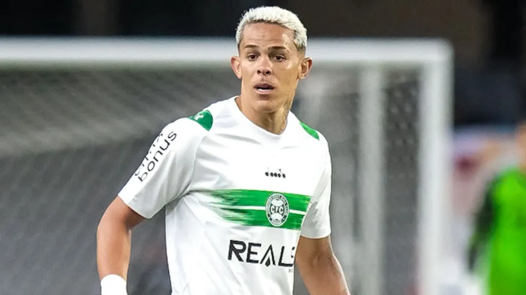 Wallisson em ação pelo Coritiba durante partida oficial em 2025.