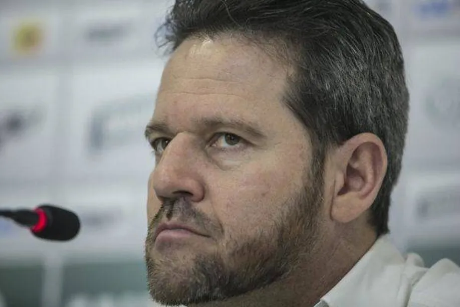 Argel Fucks estreou no comando do Coritiba cm empate.