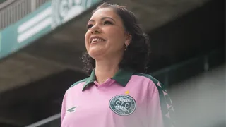 Coritiba lança camisa do Outubro Rosa com relevo no escudo: “Seu toque muda o jogo”