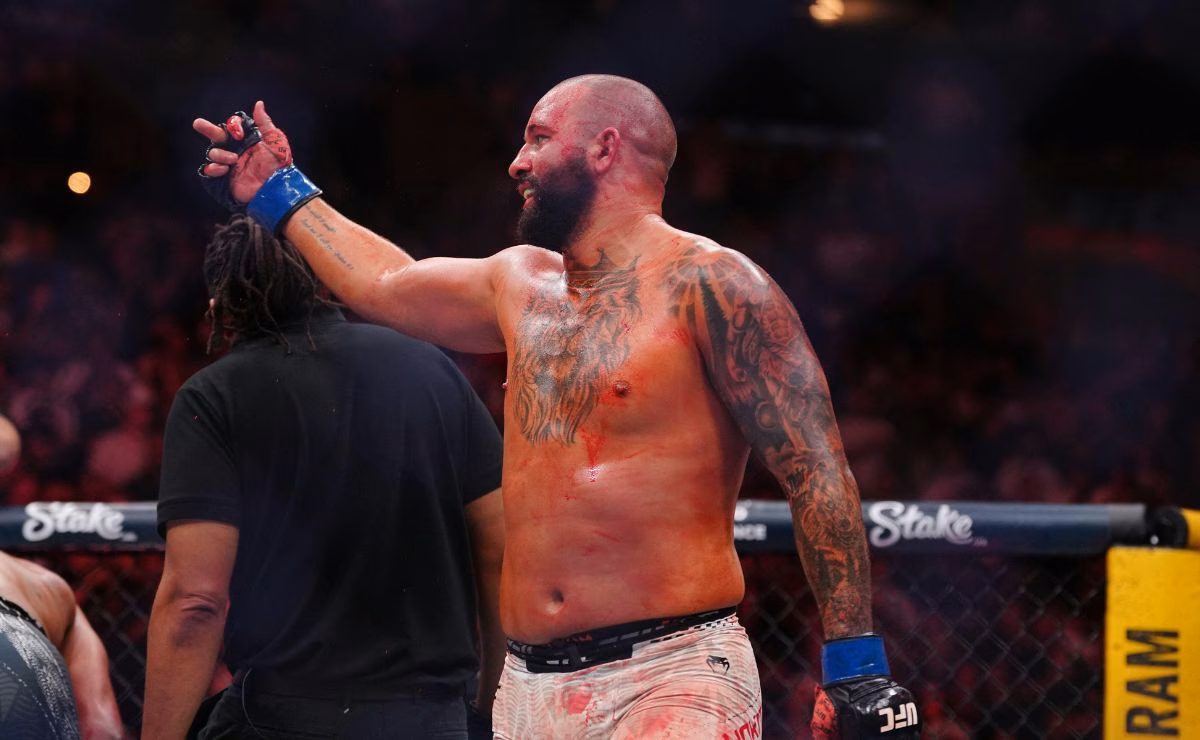 Josh Hokit faz gesto obsceno após vitória no UFC 327.