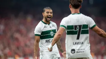 Coritiba venceu o Athletico em jogo ainda com carinha e ranço de futebol da Série B