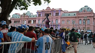 Com expectativa de 1 milhão de pessoas, velório de Maradona começa na Casa Rosada