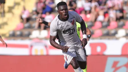 Athletico supera expulsão, VAR e mantém sonho vivo na Série B
