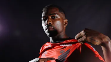 Athletico confirma zagueiro Cacá como novo reforço