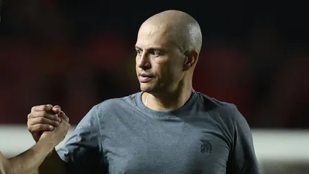 Alex completa seis meses em clube da Série B e resume período como “montanha russa”