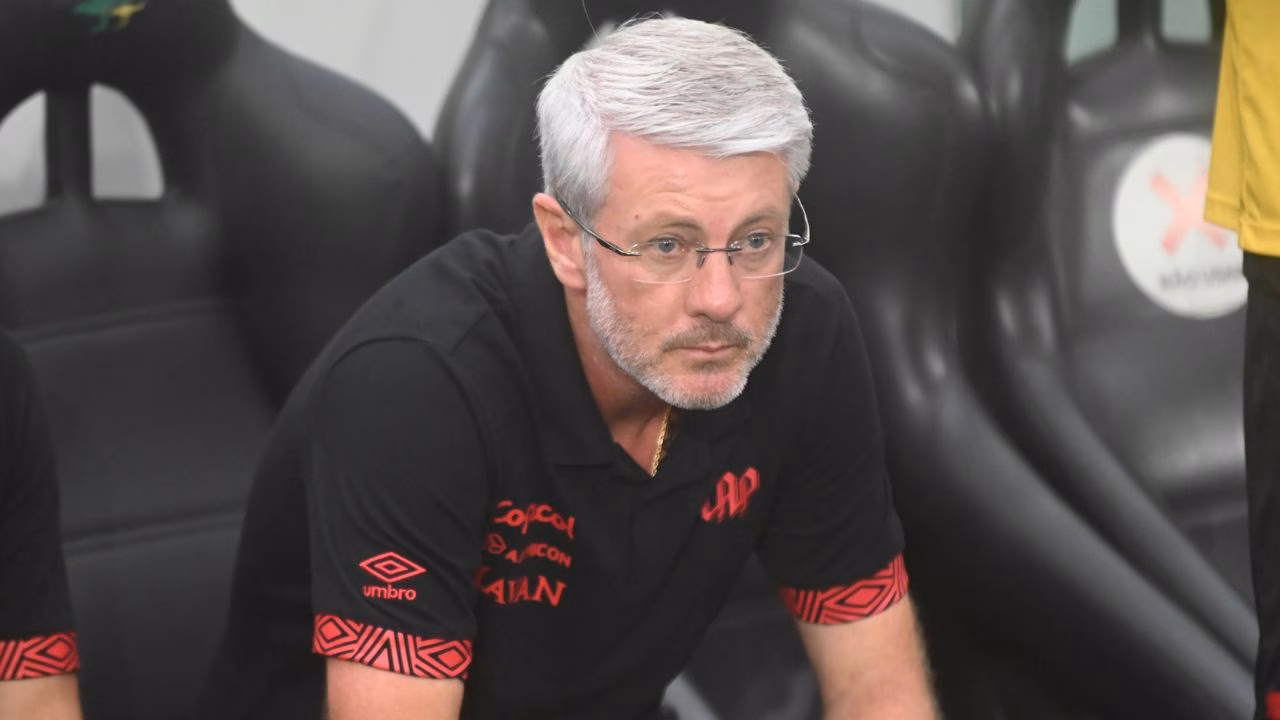 Odair Hellmann no banco de reservas durante Athletico x Londrina, pela semifinal do Paranaense 2026, na Arena da Baixada.
