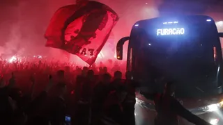 “Rua de fogo”: torcida do Athletico recepciona time com festa; veja fotos e vídeos