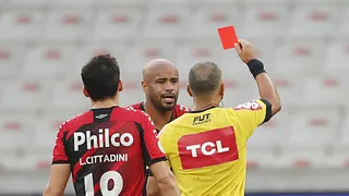 Árbitro relata xingamento de Thiago Heleno após expulsão: “bando de safado”