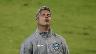 Pressionado, Santana se defende e justifica falta de vitórias no Coritiba