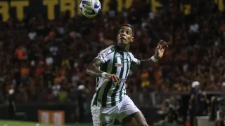 Zago explica substituição de Manga em eliminação do Coritiba
