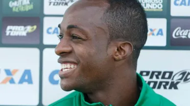 Volante do Coritiba é top-3 em seleta lista de estrangeiros do clube