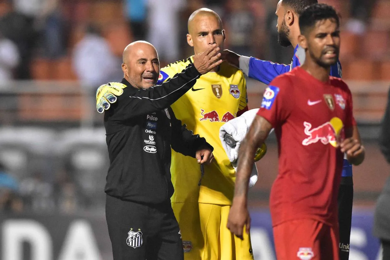 Sampaoli, técnico do Santos, discute após vitória no Paulistão contra o Red Bull. Foto Eduardo Carmim/AE