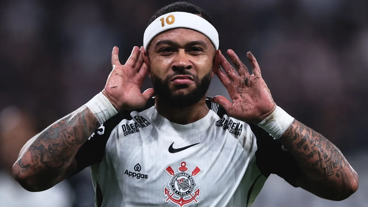 Memphis Depay com as mãos na orelha na comemoração de um gol pelo Corinthians
