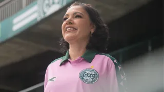 Coritiba lança camisa do Outubro Rosa com relevo no escudo: “Seu toque muda o jogo”