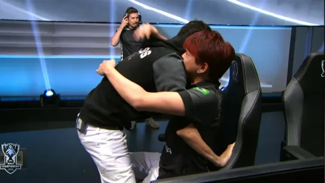 Yang e Revolta comemoram a vitória, dupla foi destaque da INTZ. Créditos: Transmissão/Riot Games