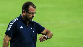 Parece piada: no futebol brasileiro, até patrocinador pede a demissão de técnico