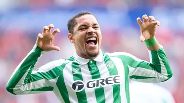 Vitor Roque é anunciado por gigante e negócio bate recorde no futebol brasileiro