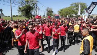 Torcida embala Athletico em embarque para a final da Libertadores