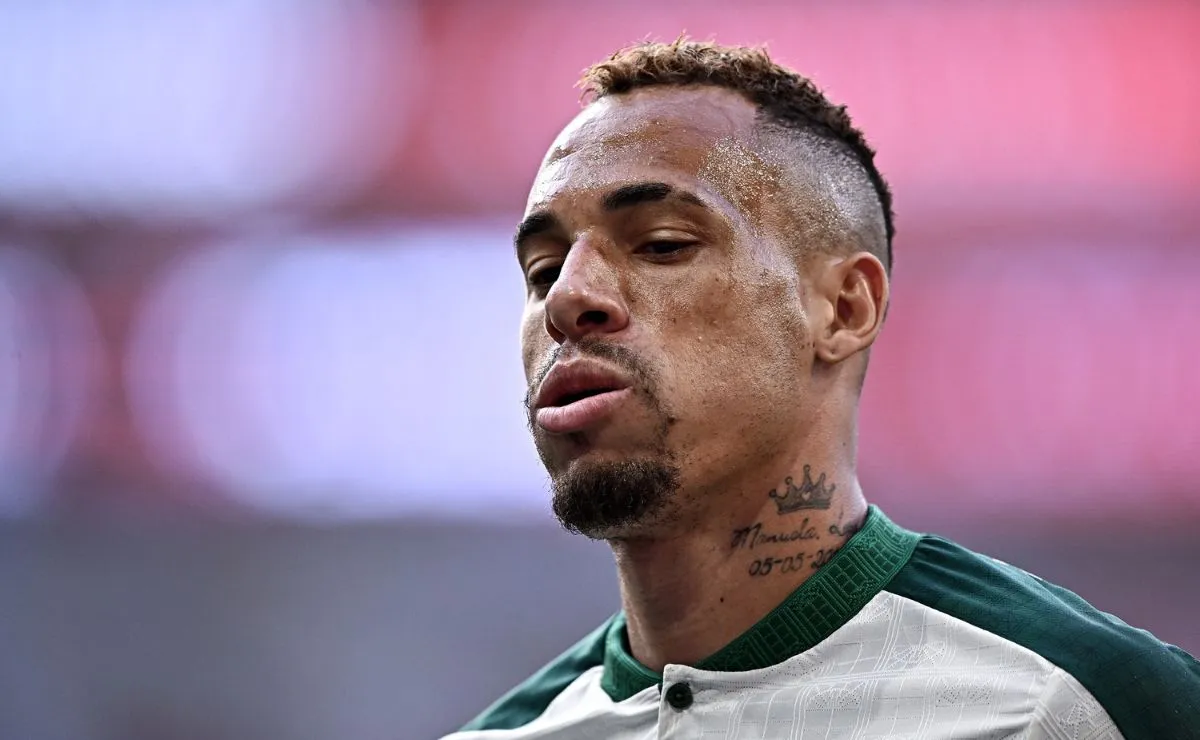 Breno Lopes lamenta durante derrota do Coritiba para o Flamengo no Maracanã pelo Brasileirão.