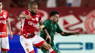 Árbitro explica expulsão de Filipe Machado durante vitória do Coritiba
