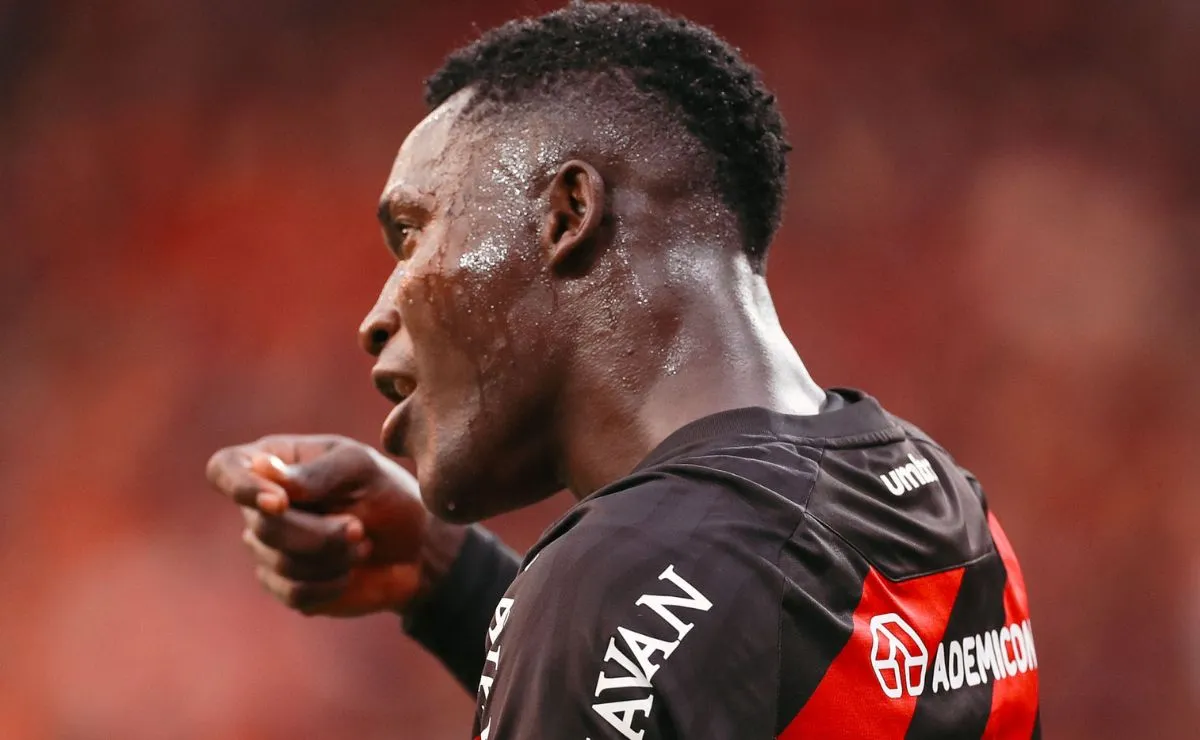 Kevin Viveros comemora gol pelo Athletico fazendo gesto de provocação com coxinha