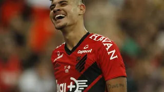 Bruno Guimarães comemora Athletico na final e brinca com Mundial: “Negociando o empréstimo”