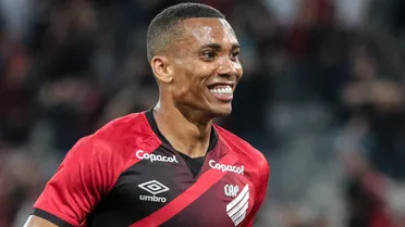 Fora dos planos, lateral volta ao Athletico após quase um ano