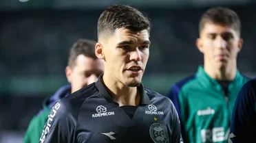 Destaque do Coritiba desabafa após expulsão e tropeço em casa