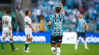 Coritiba dá vexame, é massacrado pelo Grêmio e não vence há 122 dias