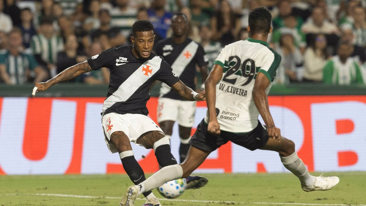 William Oliveira marca Tchê Tchê durante partida entre Coritiba e Vasco no Couto Pereira