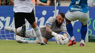 Muralha volta após cinco meses, falha em empate do Coxa e é xingado pela torcida