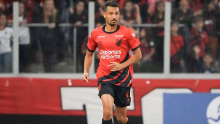 Quem é Lucas Belezi, zagueiro lançado na “fogueira” pelo Athletico