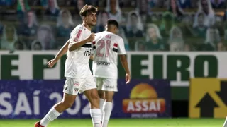 São Paulo vence lanterna Goiás em jogo adiado e assume a liderança