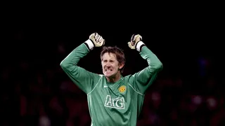 Ex-goleiro holandês Van der Sar sofre hemorragia cerebral e é internado em UTI