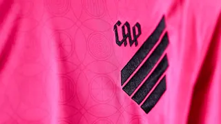 Athletico e Coritiba lançam camisa em homenagem ao Outubro Rosa; veja fotos