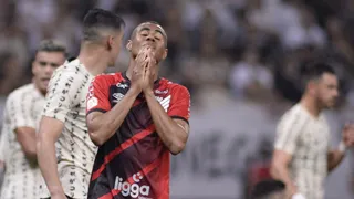 Athletico demora para acordar, sofre com bola aérea e sucumbe ao Corinthians