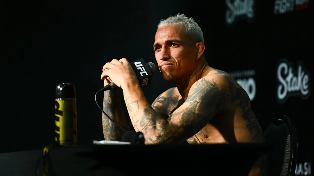 Charles Oliveira em coletiva de imprensa do UFC Rio. Foto: Icon sport