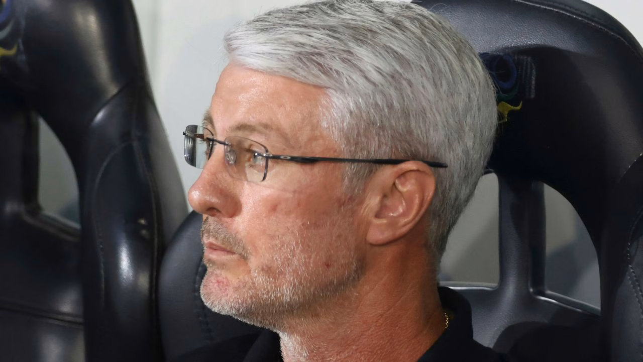 Odair Hellmann no banco de reservas durante Athletico x Corinthians na Arena da Baixada pelo Brasileirão