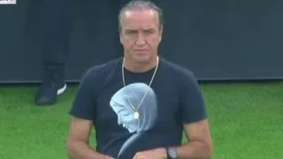 Cuca rouba a cena de forma inusitada em goleada do Athletico