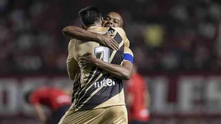 Fernandinho conduziu o Athletico à vitória em jogo tecnicamente medíocre