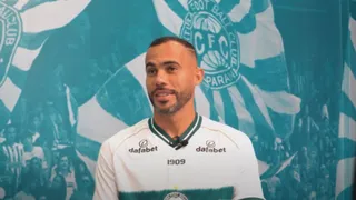 Passado no rival e carreira na Europa: como chega o volante Fransérgio ao Coritiba