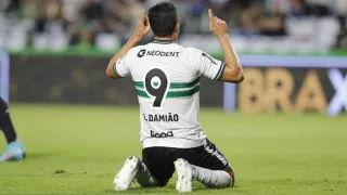 Damião volta a marcar pelo Coritiba após 90 dias e elogia interino
