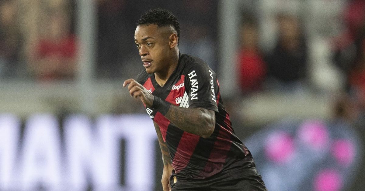 Léo Derik, lateral do Athletico, condenado a 13 anos por estupro