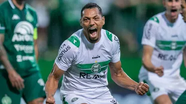 Coritiba vence com marcas inéditas na Série B e apagão no estádio