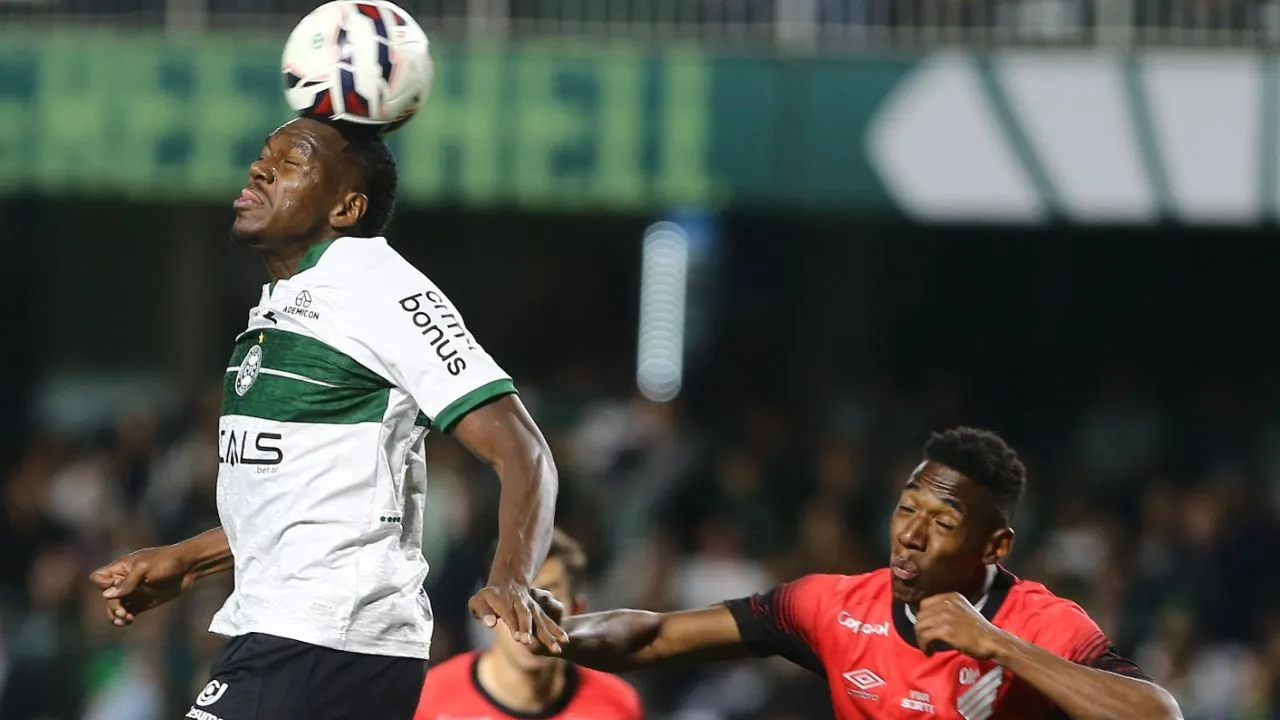 Jacy e Léo em lance no clássico Atletiba. (Foto: Geraldo Bubniak/Gazeta Press)